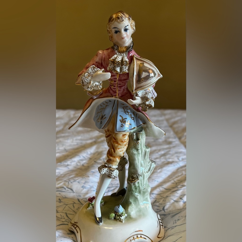 VINTAGE COLONIAL PORCELAIN FIGURINE-WALES MADE IN JAPAN